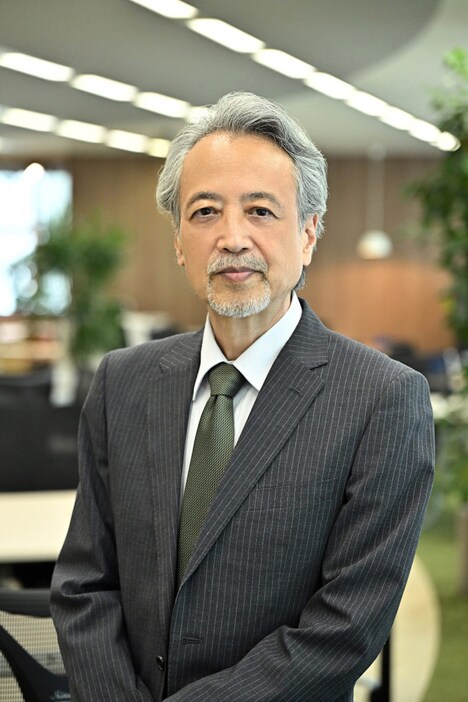 中村育二演じる岩峰。