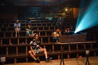 「アングリースクワッド 公務員と7人の詐欺師」場面写真