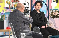 「A-Studio+」より、笑福亭鶴瓶（手前）と松本潤（奥）。(c)TBS