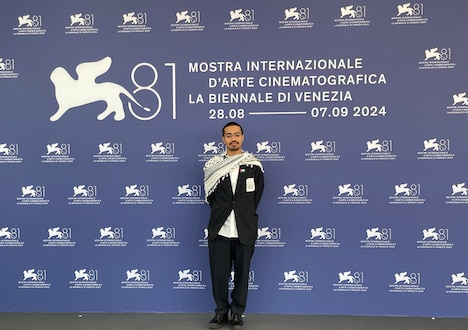第81回ヴェネツィア国際映画祭に出席した「HAPPYEND」の監督・空音央。