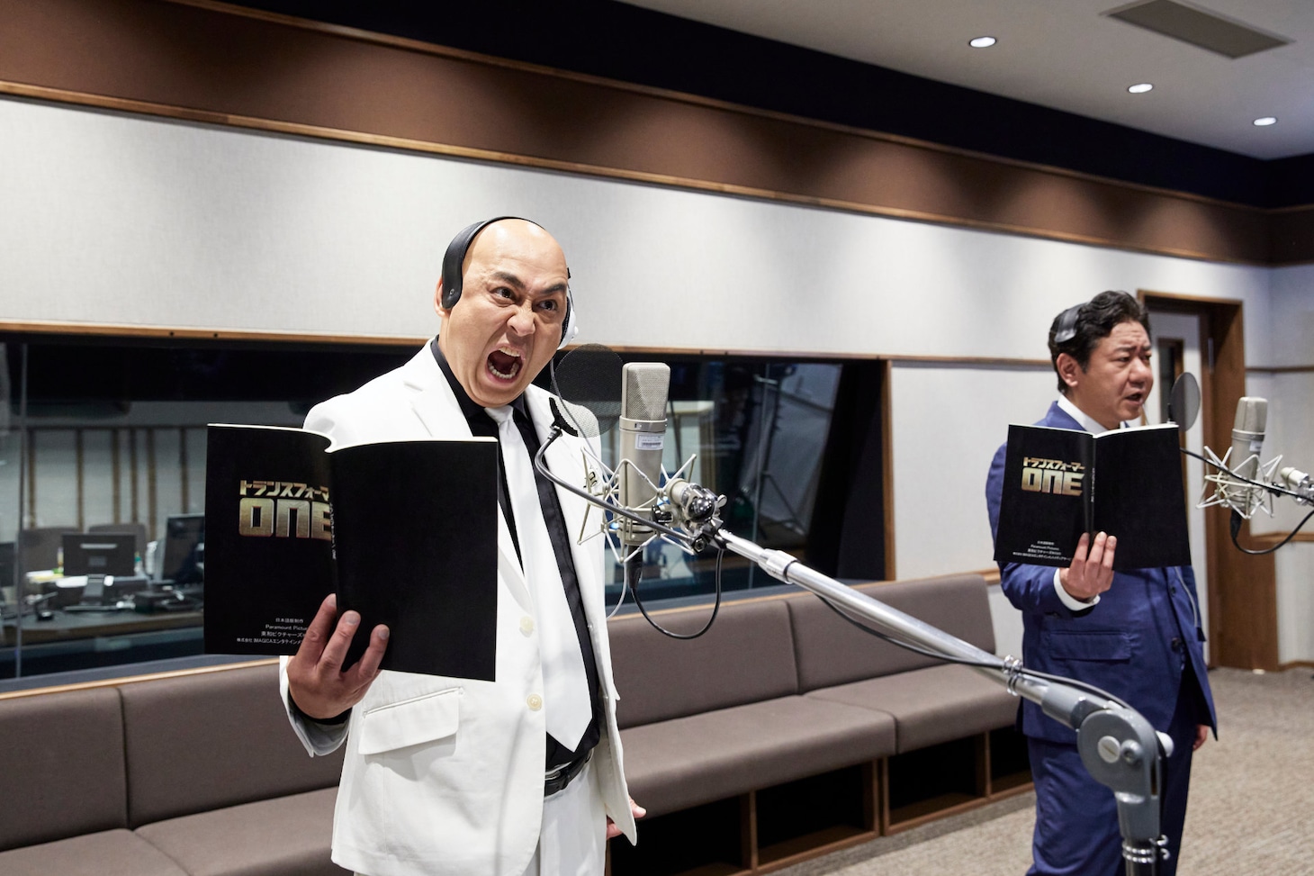 アフレコに臨む長谷川雅紀（左）と渡辺隆（右）
