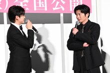 左から高橋文哉、田中圭。