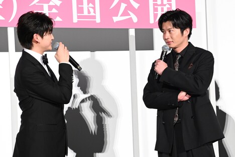 左から高橋文哉、田中圭。