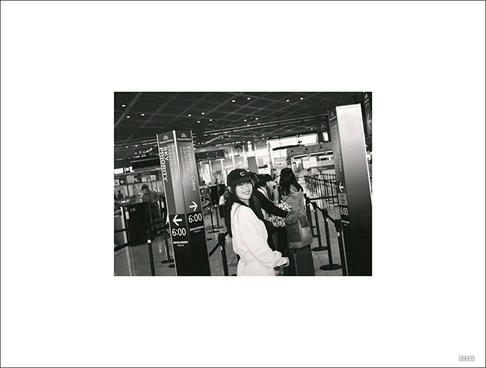 「桜井日奈子10周年記念写真集 鴇色」より、特装版に付属する永久保存版カレンダーの裏面。