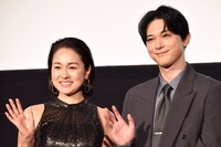 左から忍足亜希子、吉沢亮