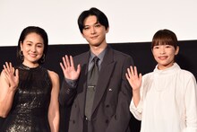 「ぼくが生きてる、ふたつの世界」完成披露上映会に登壇した吉沢亮（中央）、忍足亜希子（左）、呉美保（右）