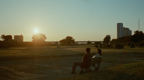 「アット・ザ・ベンチ」場面写真