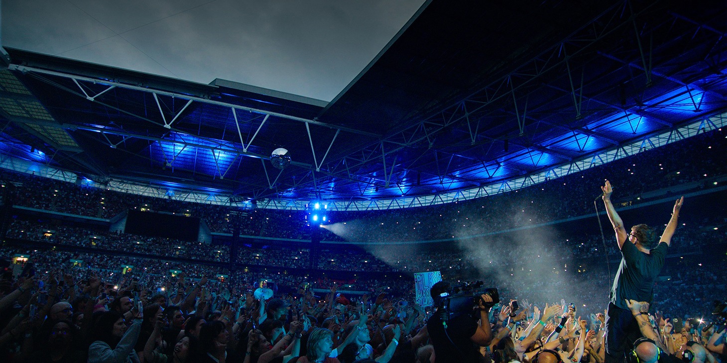 「blur：Live At Wembley Stadium／ブラー：ライヴ・アット・ウェンブリー・スタジアム」より、ライブ中に観客を鼓舞するデーモン・アルバーン。