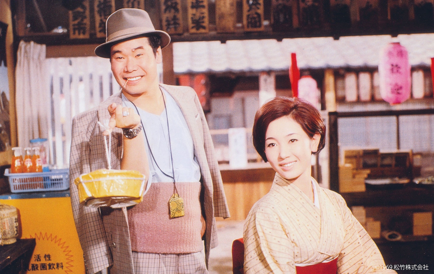 渥美清が演じた寅さんこと車寅次郎（左）と光本幸子が演じた初代マドンナの坪内冬子（右）