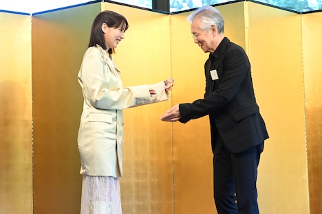 のん（左）と賞状を贈呈する周防正行（右）