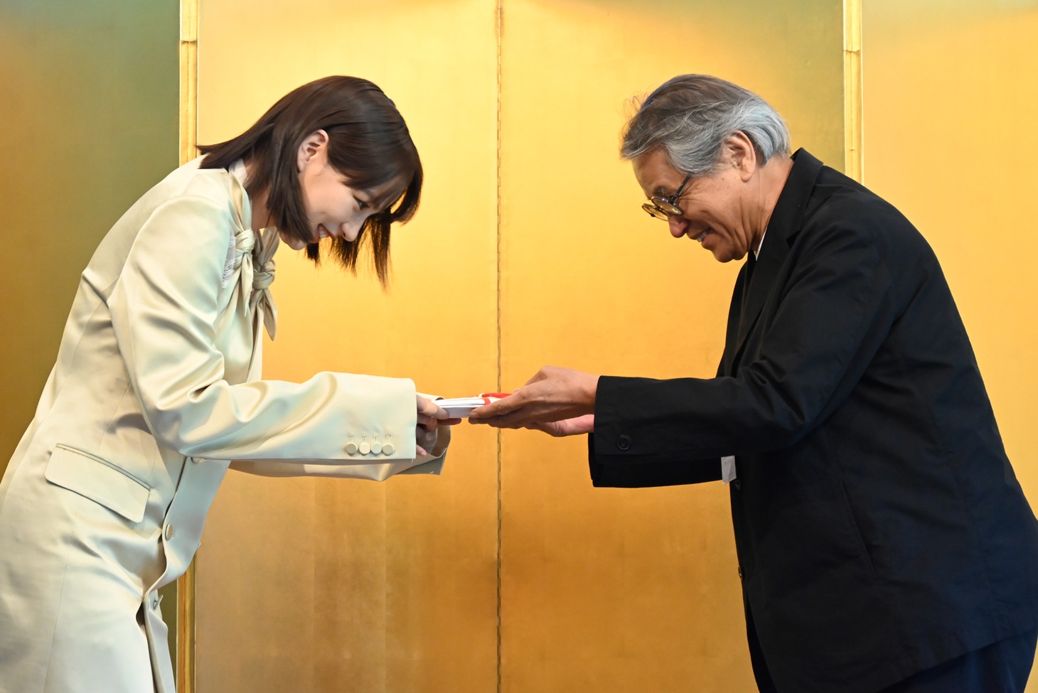 のん（左）と賞金を贈呈する中村好文（右）