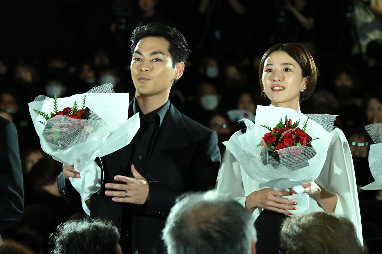 左から柳楽優弥、黒島結菜。