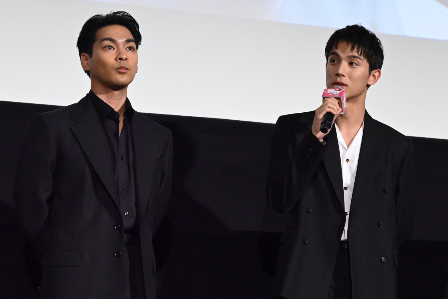 左から柳楽優弥、中川大志。
