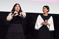 市村正親に振られてロバート・秋山竜次のモノマネをする丸山礼（左）と、黒島結菜（右）