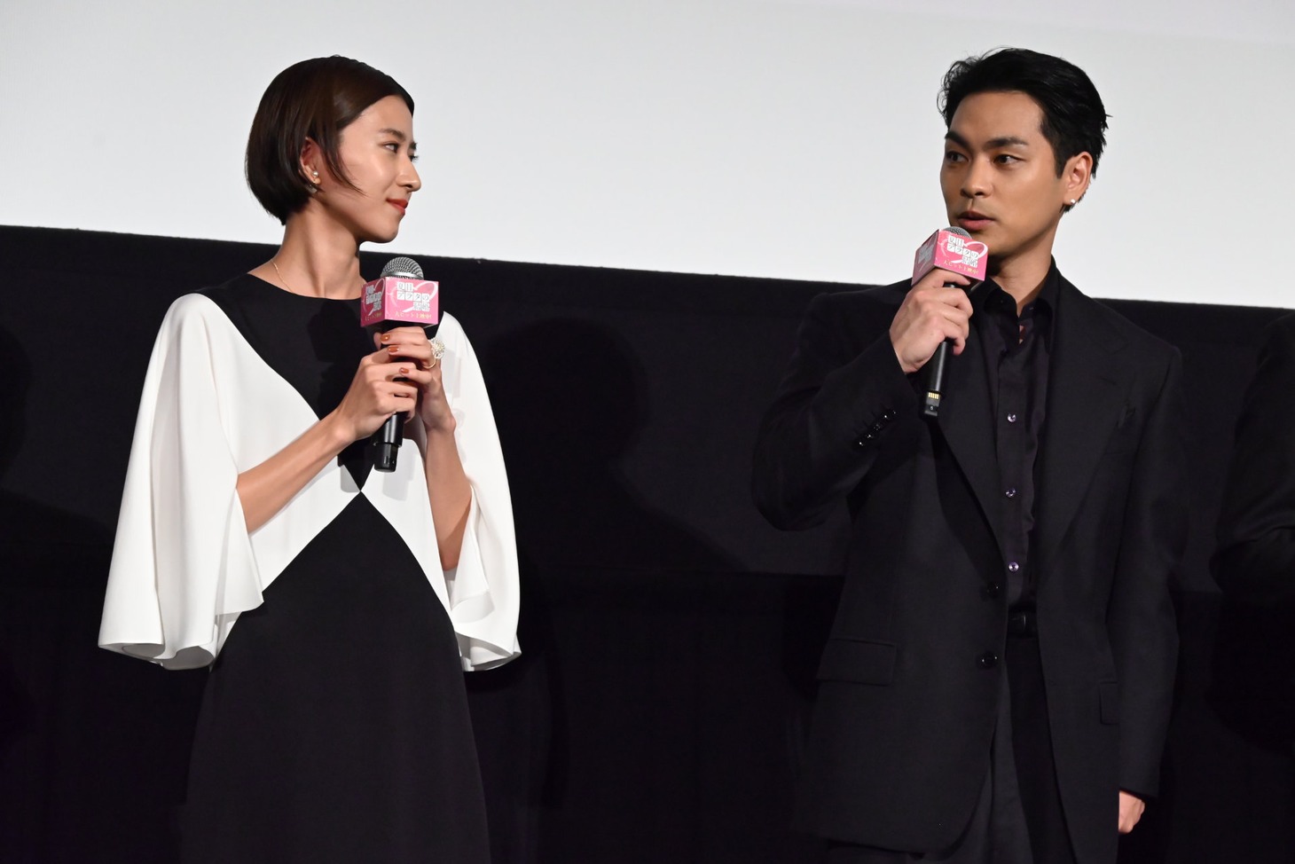 左から黒島結菜、柳楽優弥。