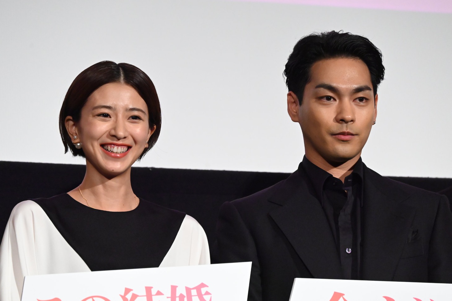 左から黒島結菜、柳楽優弥。
