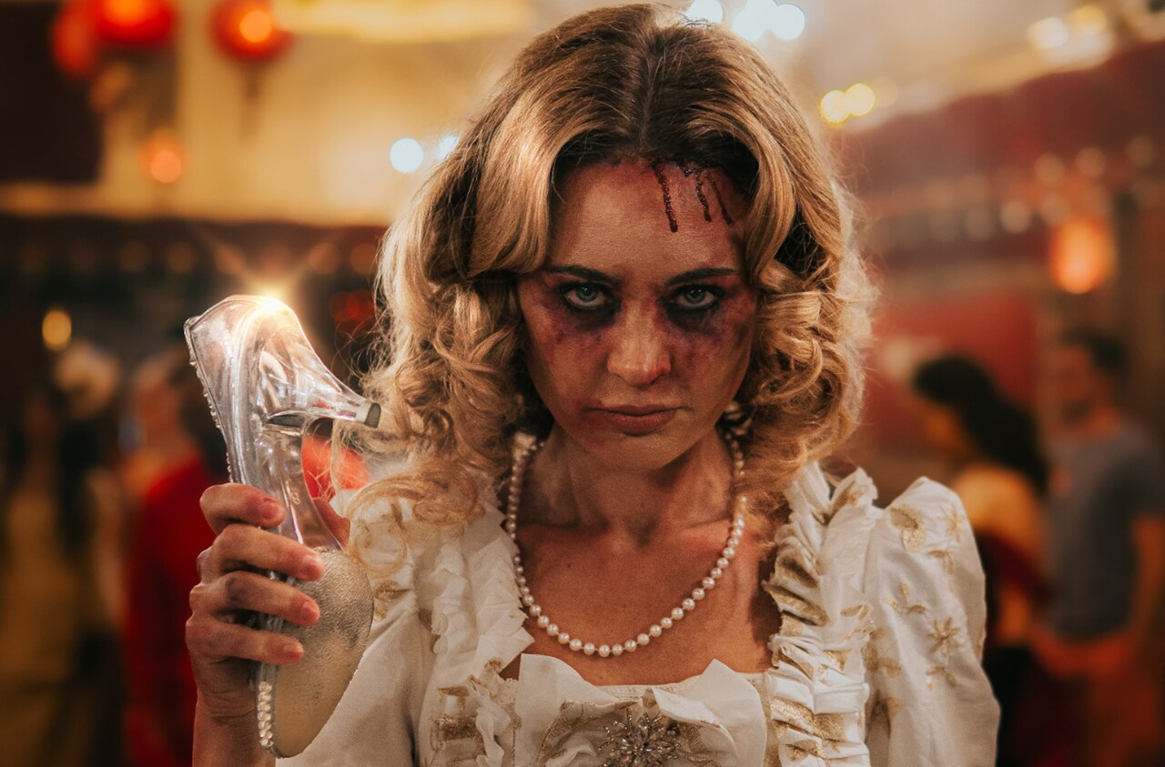 シンデレラが“ガラスの靴”を武器に復讐の鬼と化す、R15+スリラー場面写真が解禁