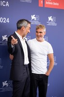 第81回ヴェネツィア国際映画祭にて、左からトッド・フィリップス、ホアキン・フェニックス