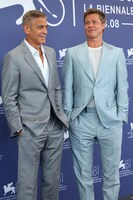 「ウルフズ」プレミアイベントに出席したジョージ・クルーニー（左）とブラッド・ピット（右）