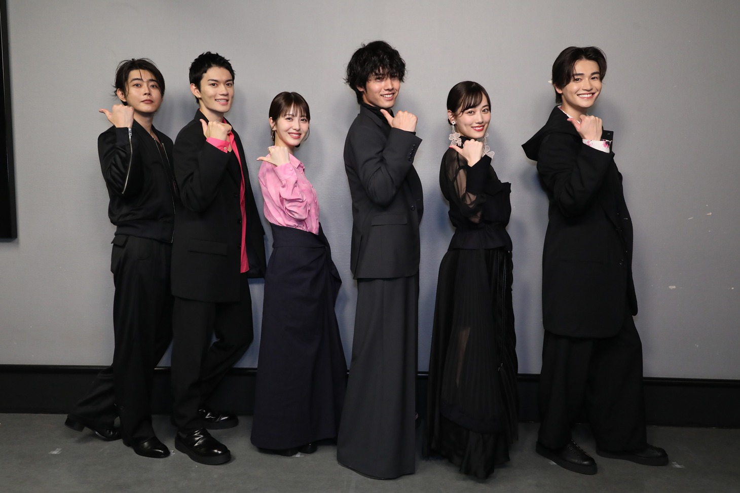 左から倉悠貴、佐野勇斗、浜辺美波、赤楚衛二、山下美月、西垣匠