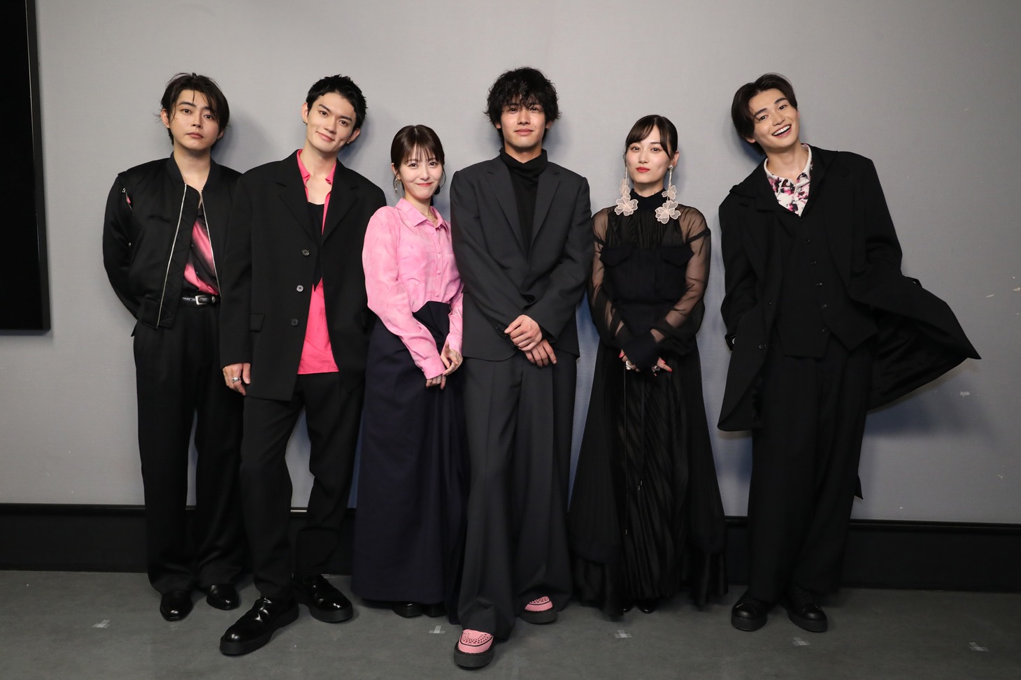 左から倉悠貴、佐野勇斗、浜辺美波、赤楚衛二、山下美月、西垣匠