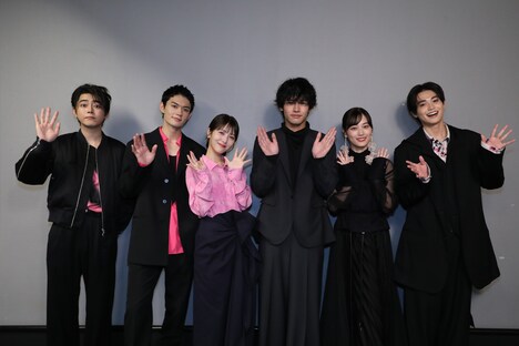 左から倉悠貴、佐野勇斗、浜辺美波、赤楚衛二、山下美月、西垣匠