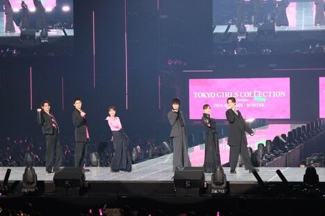 第39回東京ガールズコレクションより、“六嘘ポーズ”をする登壇者たち