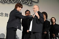 千村利光（右）の胸を殴って感情を作った撮影前のやり取りを再現する関哲汰（左）