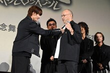 千村利光（右）の胸を殴って感情を作った撮影前のやり取りを再現する関哲汰（左）