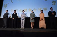 「ぼくのお日さま」先行公開記念舞台挨拶の様子。左から奥山大史、池松壮亮、越山敬達、中西希亜良、佐野遊穂、佐藤良成