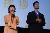 左から佐野遊穂、佐藤良成