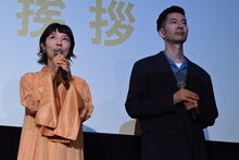 左から佐野遊穂、佐藤良成