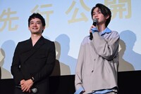 左から池松壮亮、越山敬達