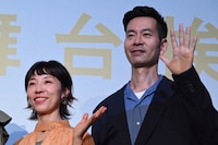 左から佐野遊穂、佐藤良成