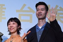 左から佐野遊穂、佐藤良成