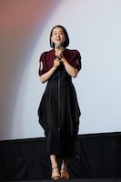 ファンからの質問をうなずきながら聞く浅田真央