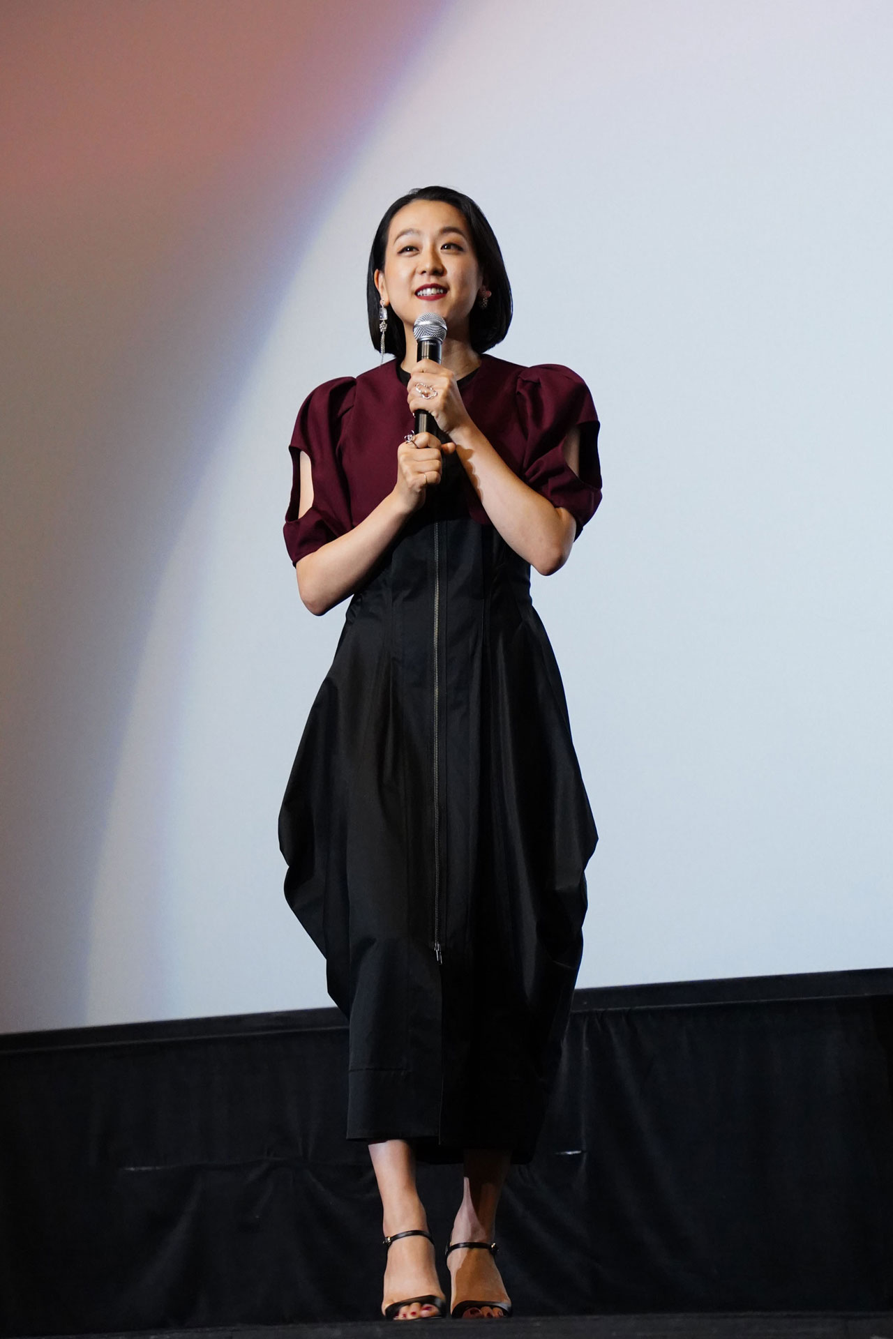 ファンからの質問をうなずきながら聞く浅田真央