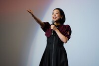 質疑応答で威勢のいい観客を指名する浅田真央