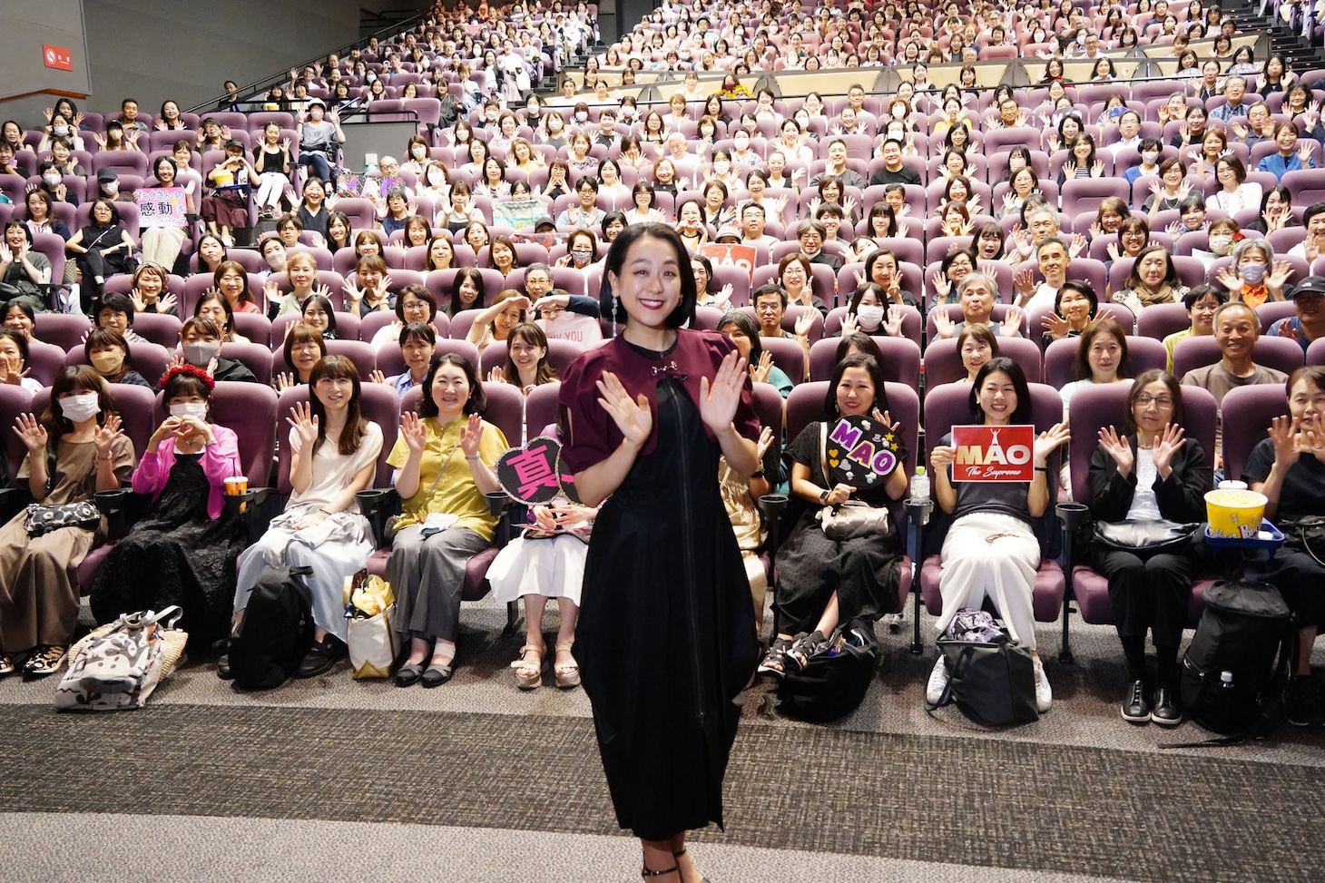 アイスショー「Everlasting33」映画館公開記念舞台挨拶にて、浅田真央と観客の記念撮影