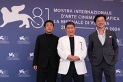 第81回ヴェネツィア国際映画祭にて、左から大森南朋、北野武、浅野忠信