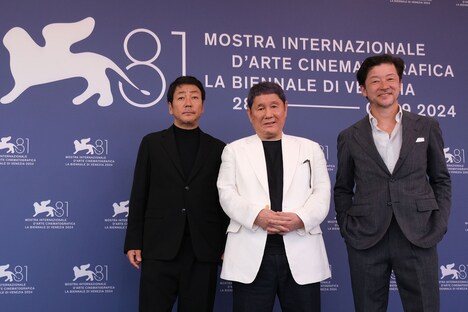 第81回ヴェネツィア国際映画祭にて、左から大森南朋、北野武、浅野忠信
