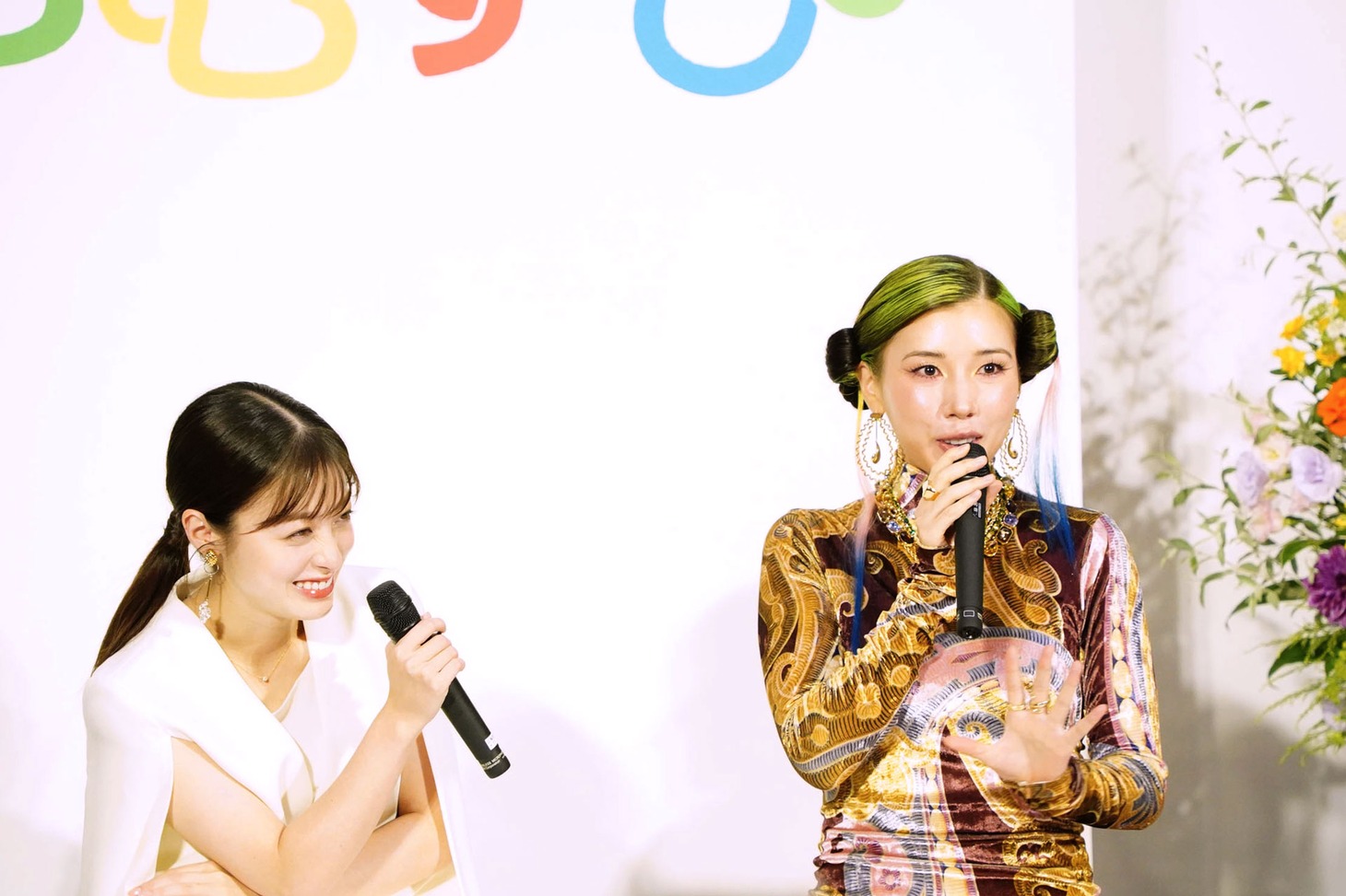 橋本環奈（左）演じるヒロインについて「ギャルになる前も、ギャル姿もかわいい」と力説する仲里依紗（右）