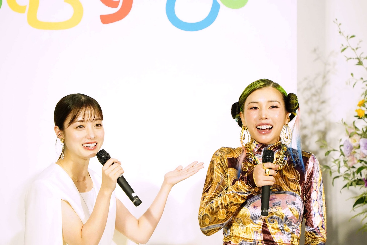 仲里依紗（右）が“伝説のギャル”を演じることについて「そのまんま！」と紹介する橋本環奈（左）