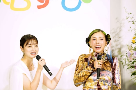 仲里依紗（右）が“伝説のギャル”を演じることについて「そのまんま！」と紹介する橋本環奈（左）