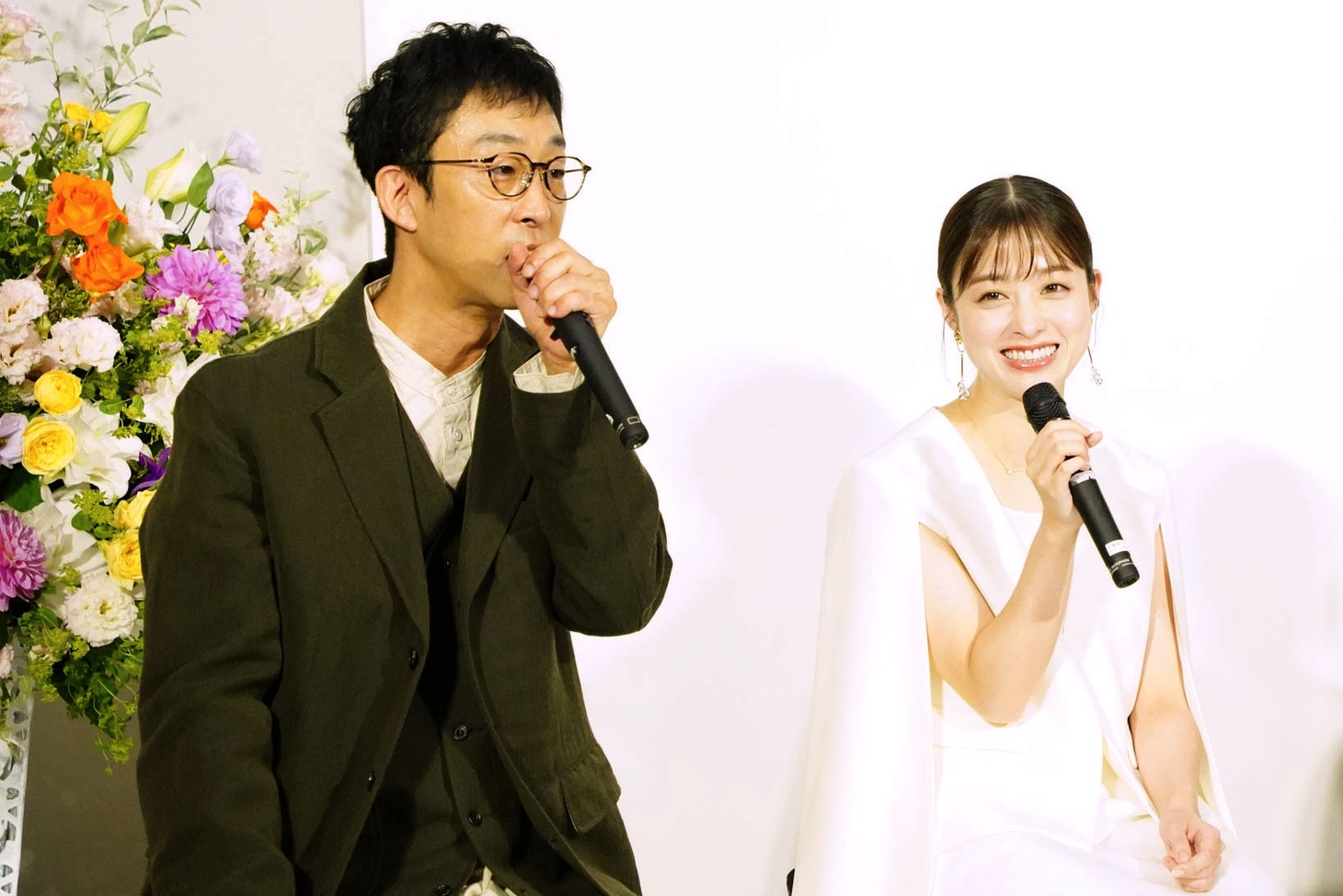 親子を演じた北村有起哉（左）と橋本環奈（右）