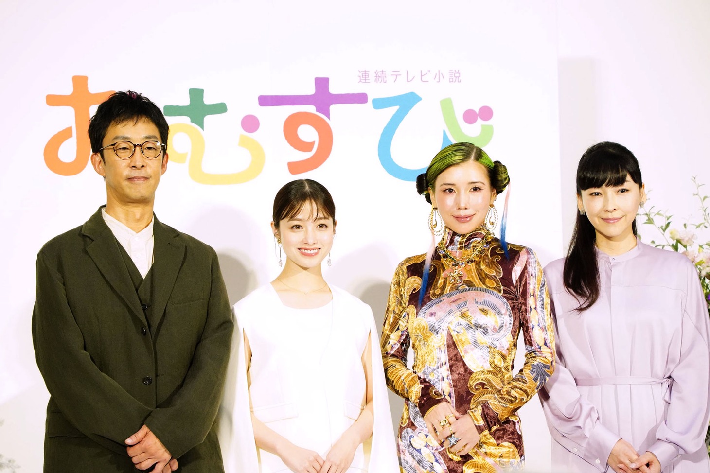 連続テレビ小説「おむすび」初週完成会見にて、左から北村有起哉、橋本環奈、仲里依紗、麻生久美子