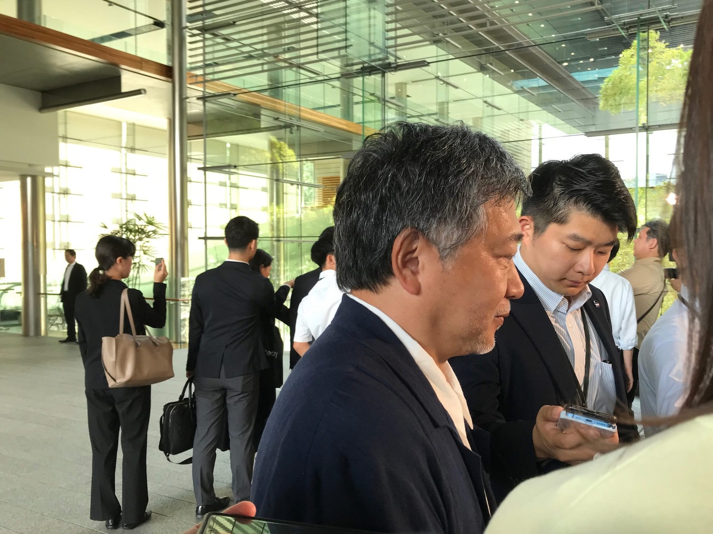 会議後の囲み取材に応じた是枝裕和（中央）