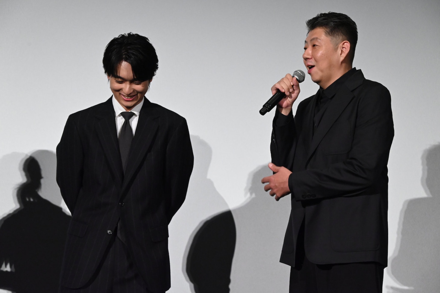 左から奥平大兼、荒川良々