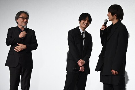 左から黒沢清、岡山天音、窪田正孝