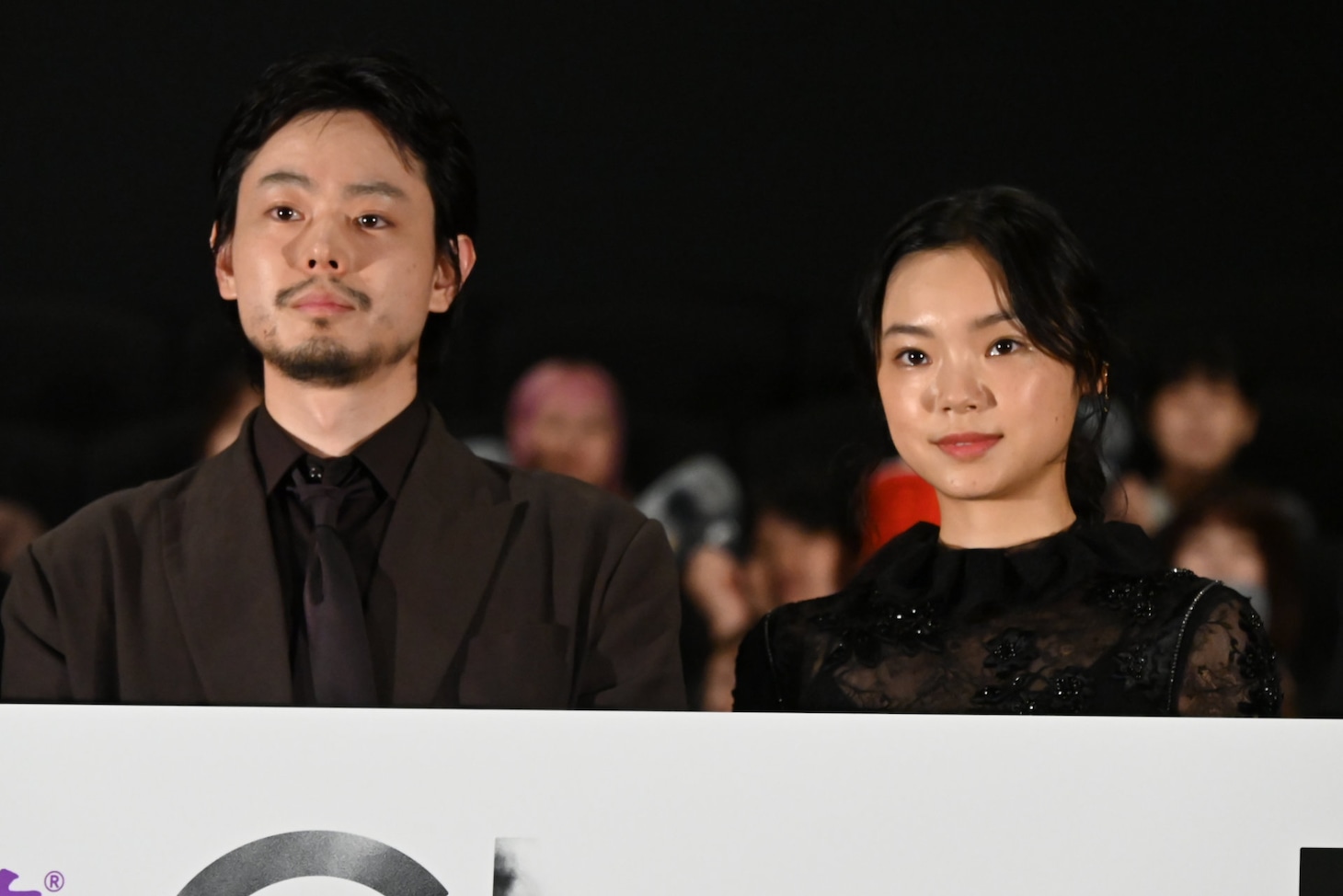 左から菅田将暉、古川琴音